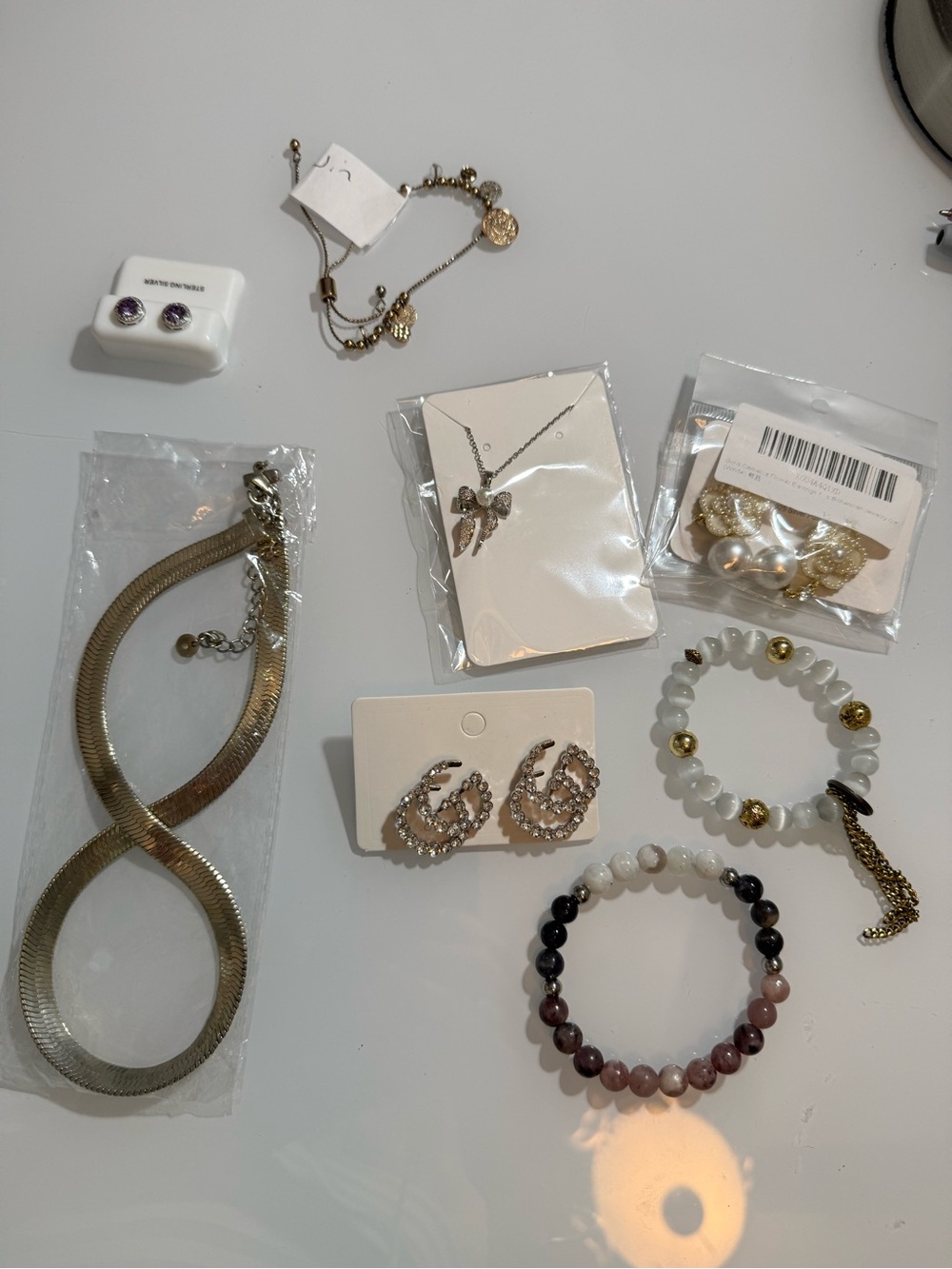 JEWELRY ITEM OR BEAUTY PRODUCT - Picture 6 of 8